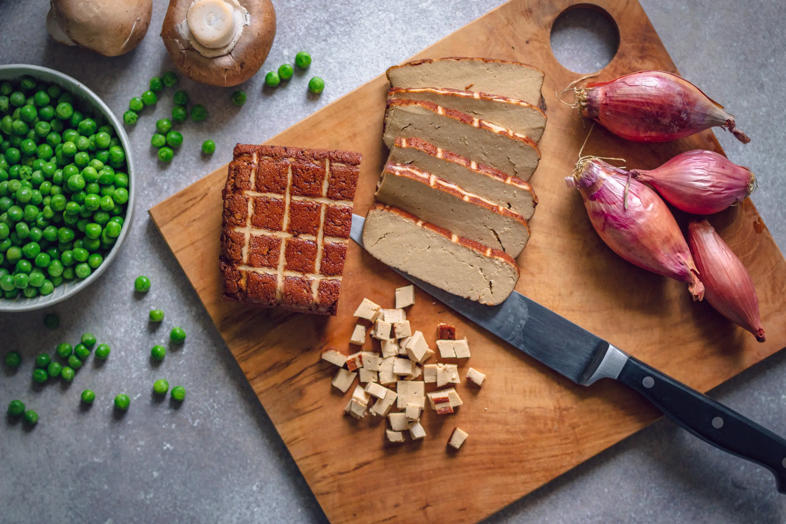 Räuchertofu, Schalotten und Erbsen