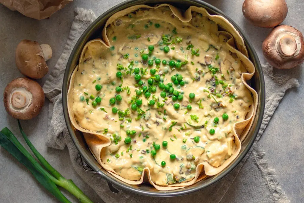Vegane Tortilla-Quiche vor dem Backen