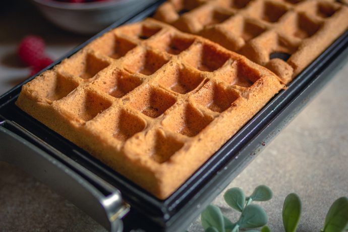 Vegane glutenfreie Waffeln in einem Waffeleisen