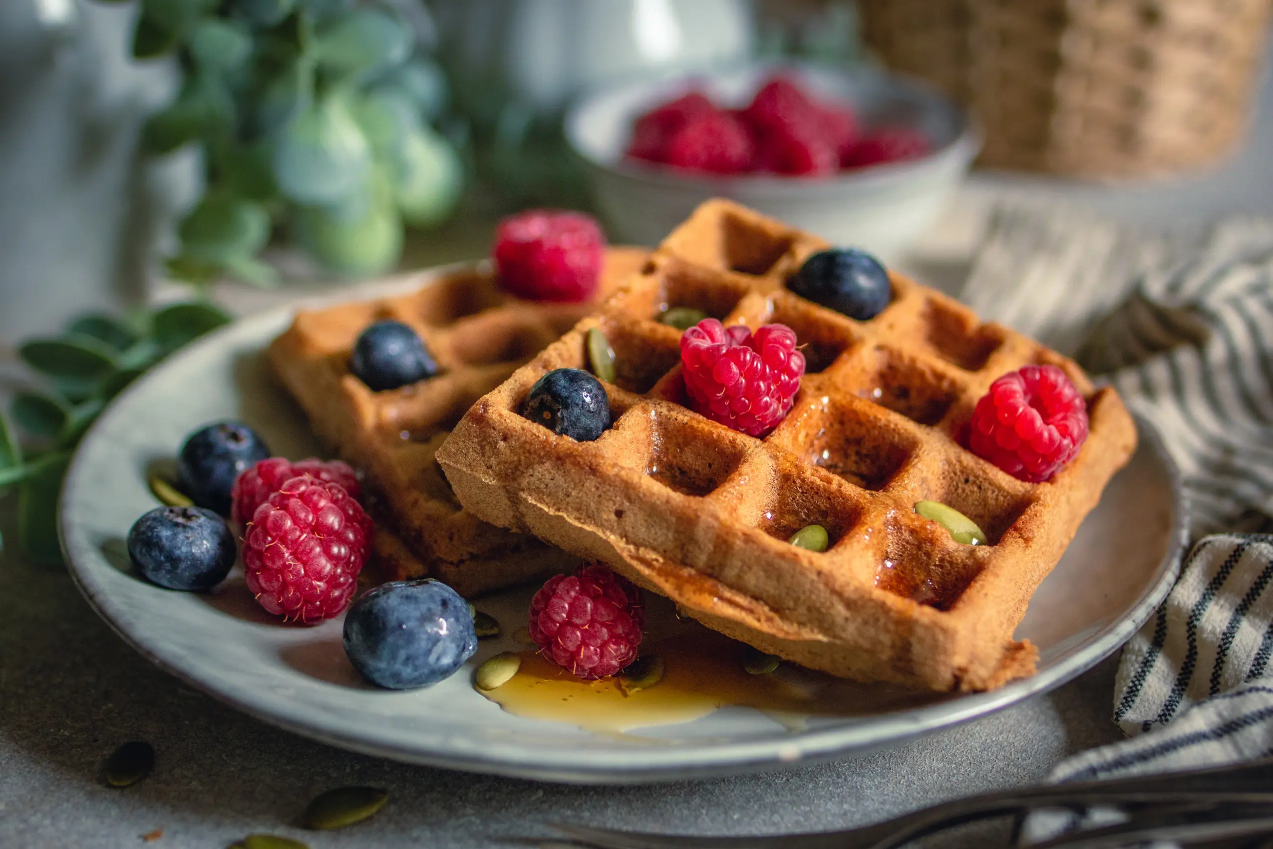 Vegane glutenfreie Waffeln mit Obst und Ahornsirup