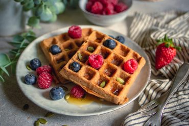 Vegane glutenfreie Waffeln mit Beeren