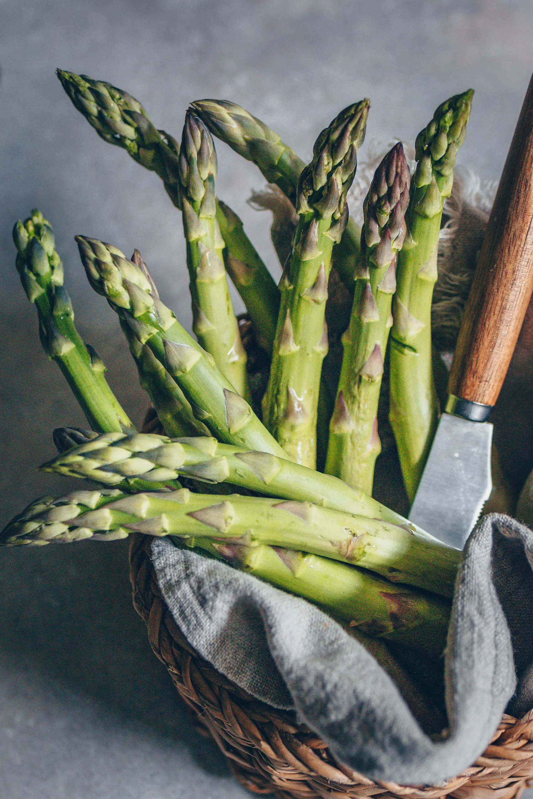 Frischer Grüner Spargel für ein veganes Rezept
