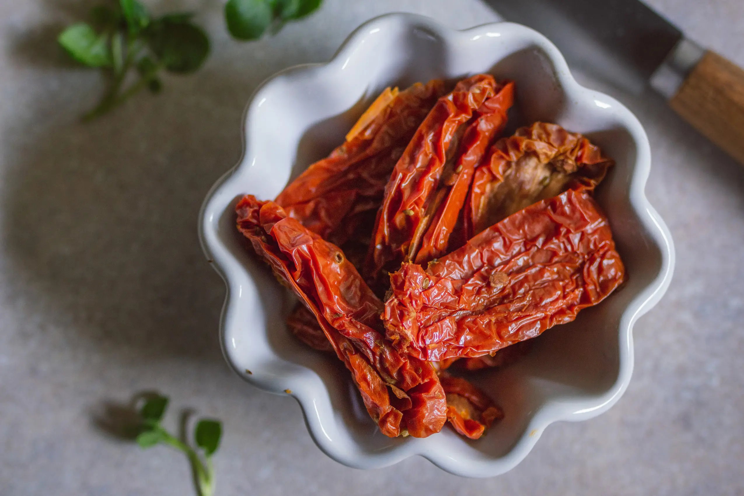 Getrocknete Tomaten in einer kleinen, weißen Keramikschale. Umami-Quelle getrocknete Tomaten.