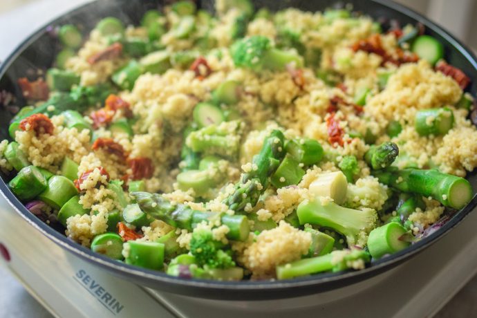 Vegane Hirsepfanne mit grünem Spargel - vegane Spargelrezepte schnell und einfach