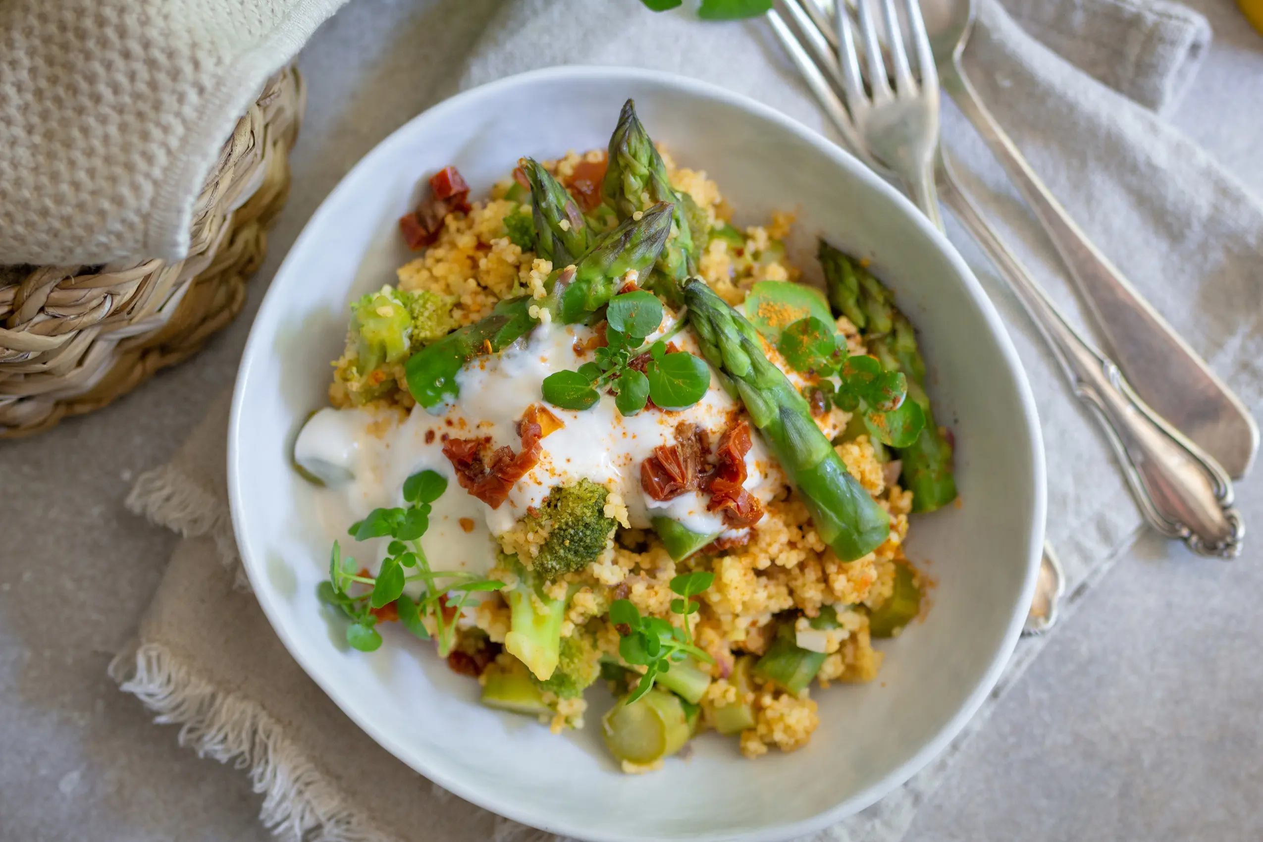 Vegane Hirsepfanne mit grünem Spargel - einfaches, schnelles Spargelrezept