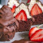 Vegane Schoko-Hi-Hat Cupcakes mit Erdbeeren. Backen mit veganer Schokolade