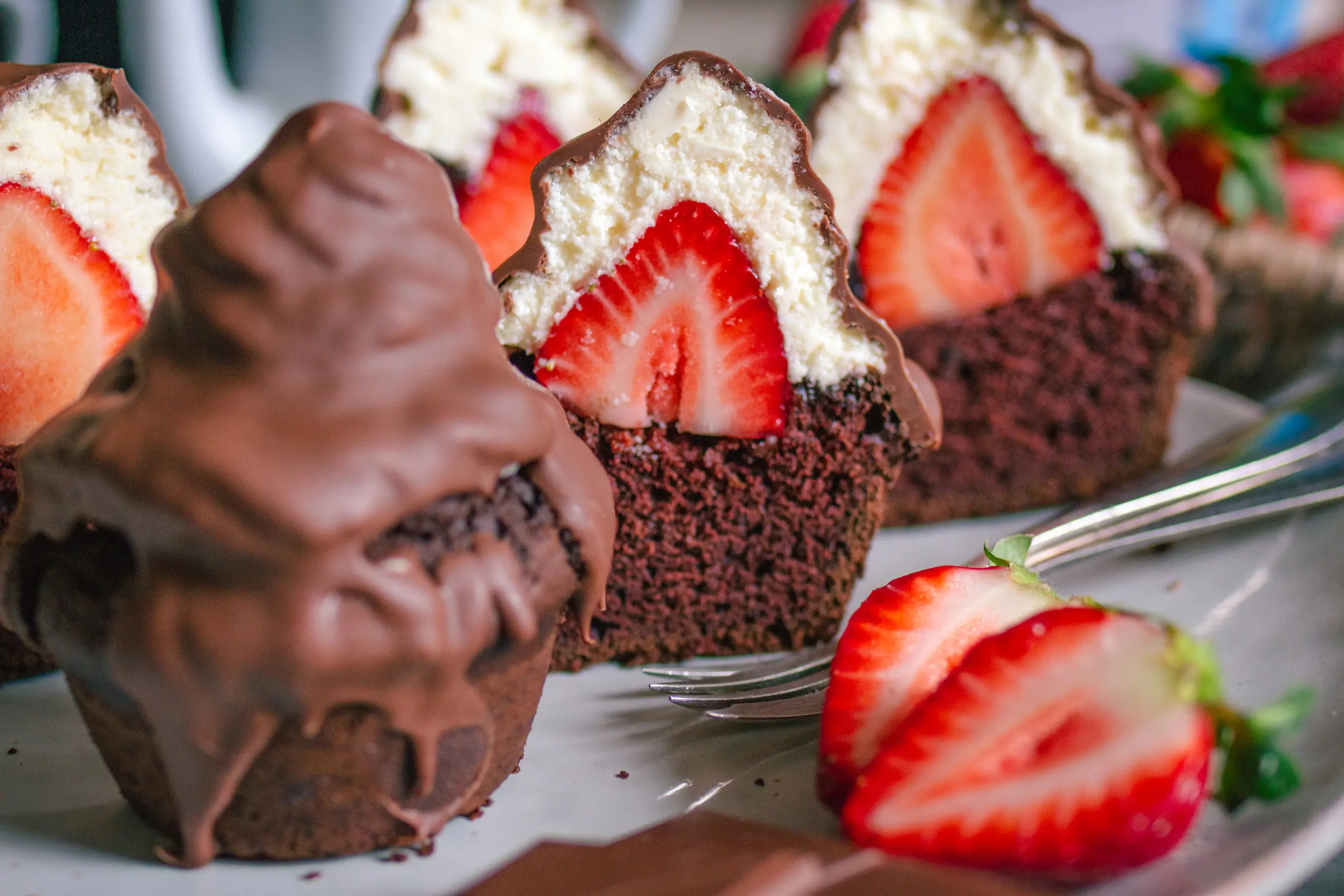 Vegane Schoko-Hi-Hat Cupcakes mit Erdbeeren. Backen mit veganer Schokolade