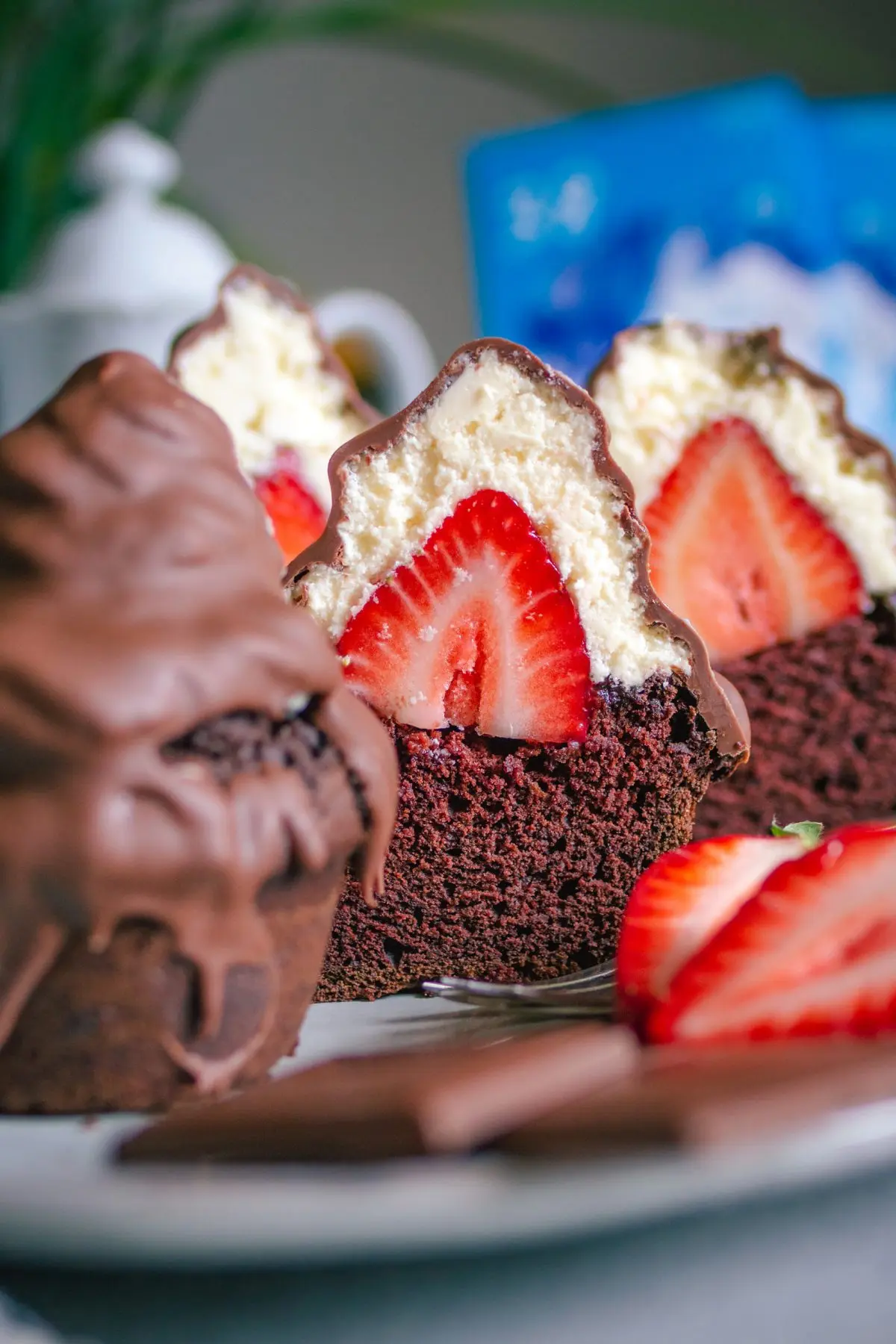 Vegane Schoko-Hi-Hat-Cupcakes mit Erdbeeren. Vegan backen. Vegane Schokolade.