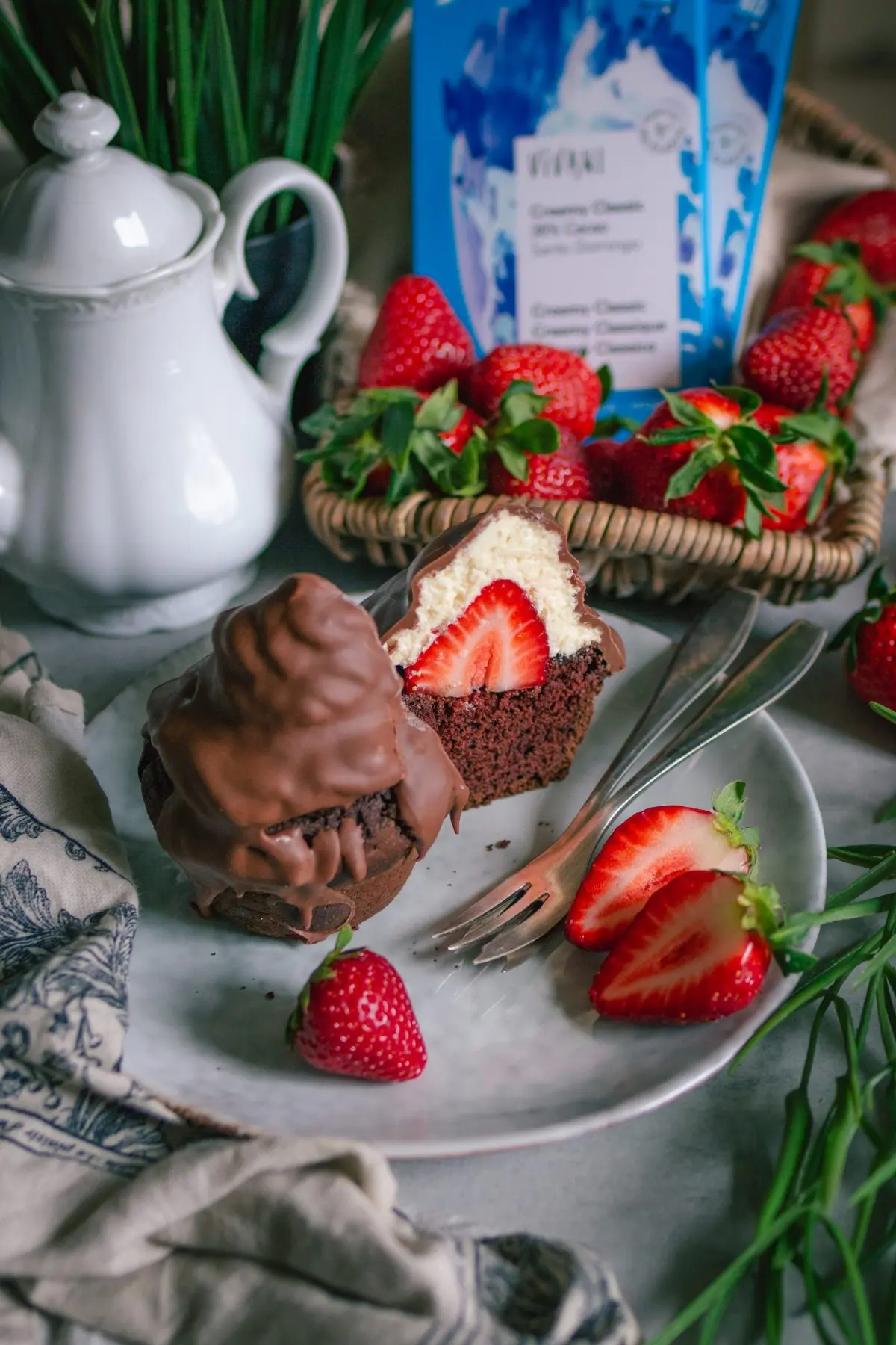 Vegane Hi-Hat-Cupcakes mit Erdbeerfüllung. Vegan backen. Vegane Schokolade.