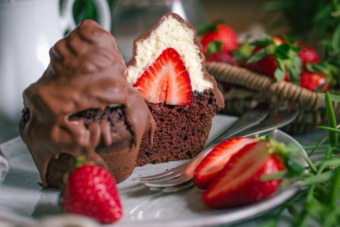 Vegane Hi-Hat-Cupcakes mit veganer Schokolade und Erdbeeren