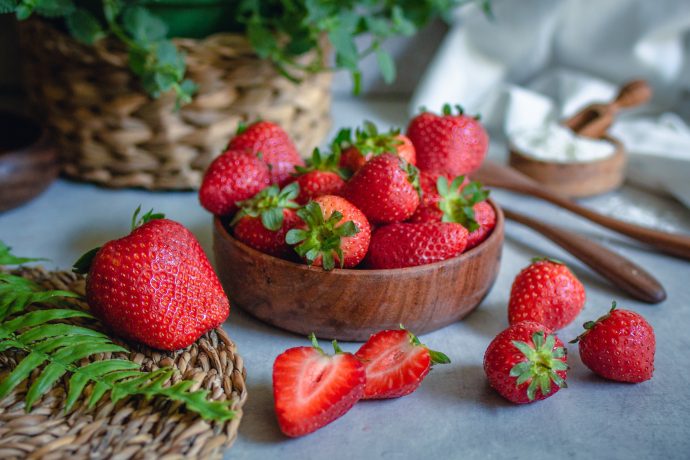 Frische Erdbeeren in einer Holzschale. Foodfoto Erdbeeren. Erdbeerrezepte
