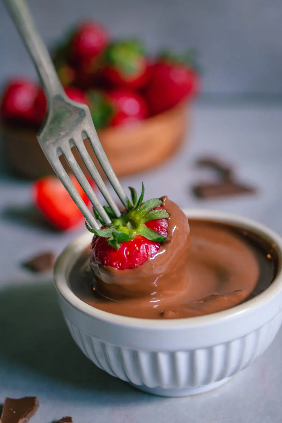 Erdbeeren mit veganer Schokolade.