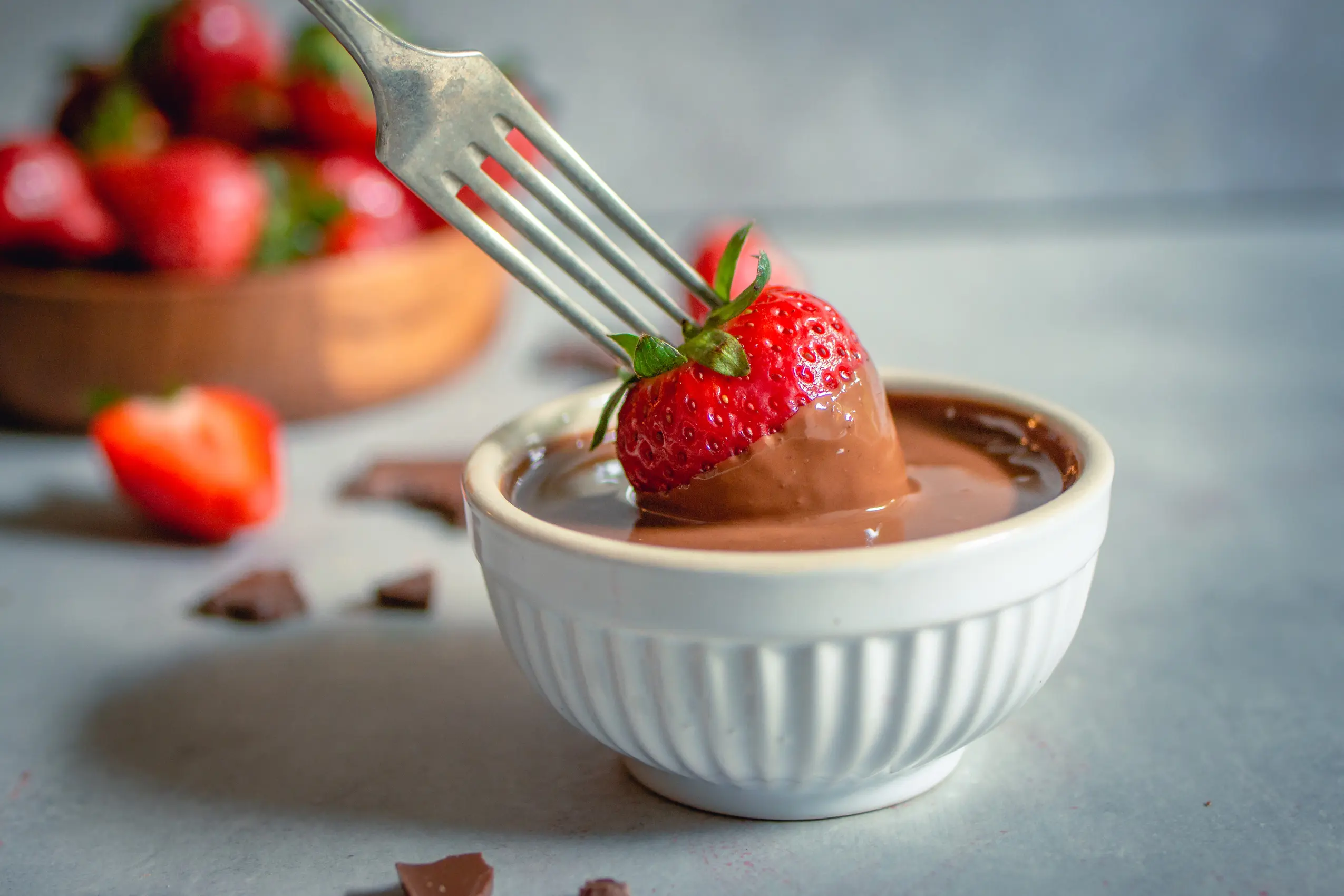 Erdbeeren in Schokolade eintauchen. Erdbeer-Schoko-Desserts. Vegane Schokolade