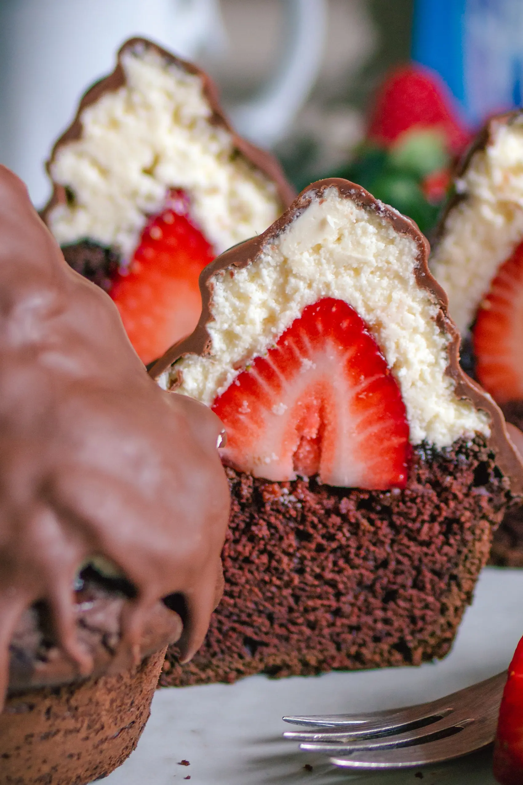 Vegane Hi-Hat-Cupcakes mit veganer Schokolade und Erdbeeren