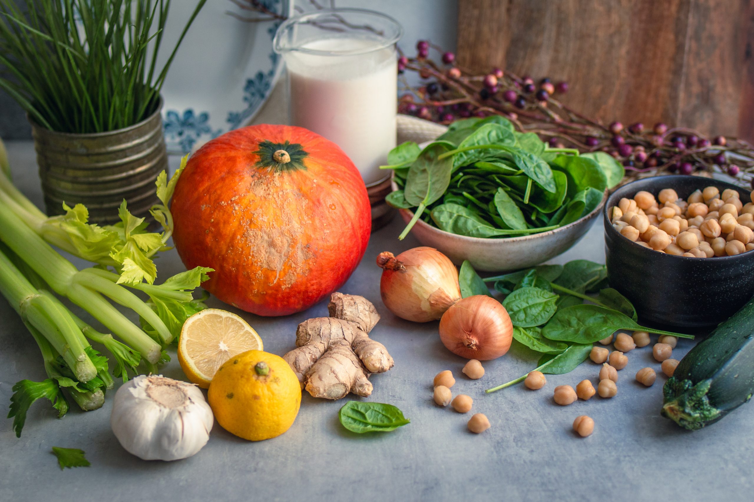 Zutaten für ein veganes Kürbiscurry