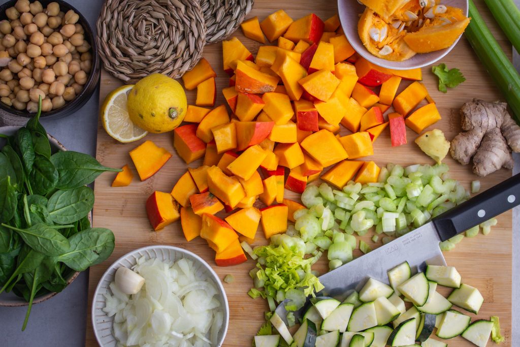 Vorbereitete Zutaten für ein veganes Kürbiscurry