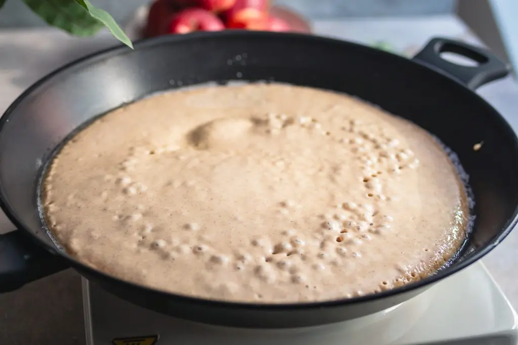 Zubereitung von veganem Kaiserschmarrn