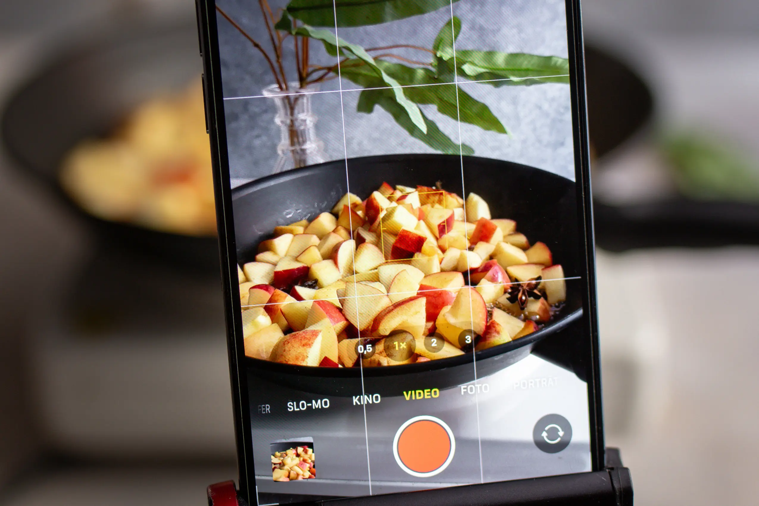 Zubereitung veganer Kaiserschmarrn mit dem Handy gefilmt; Reel-Erstellung