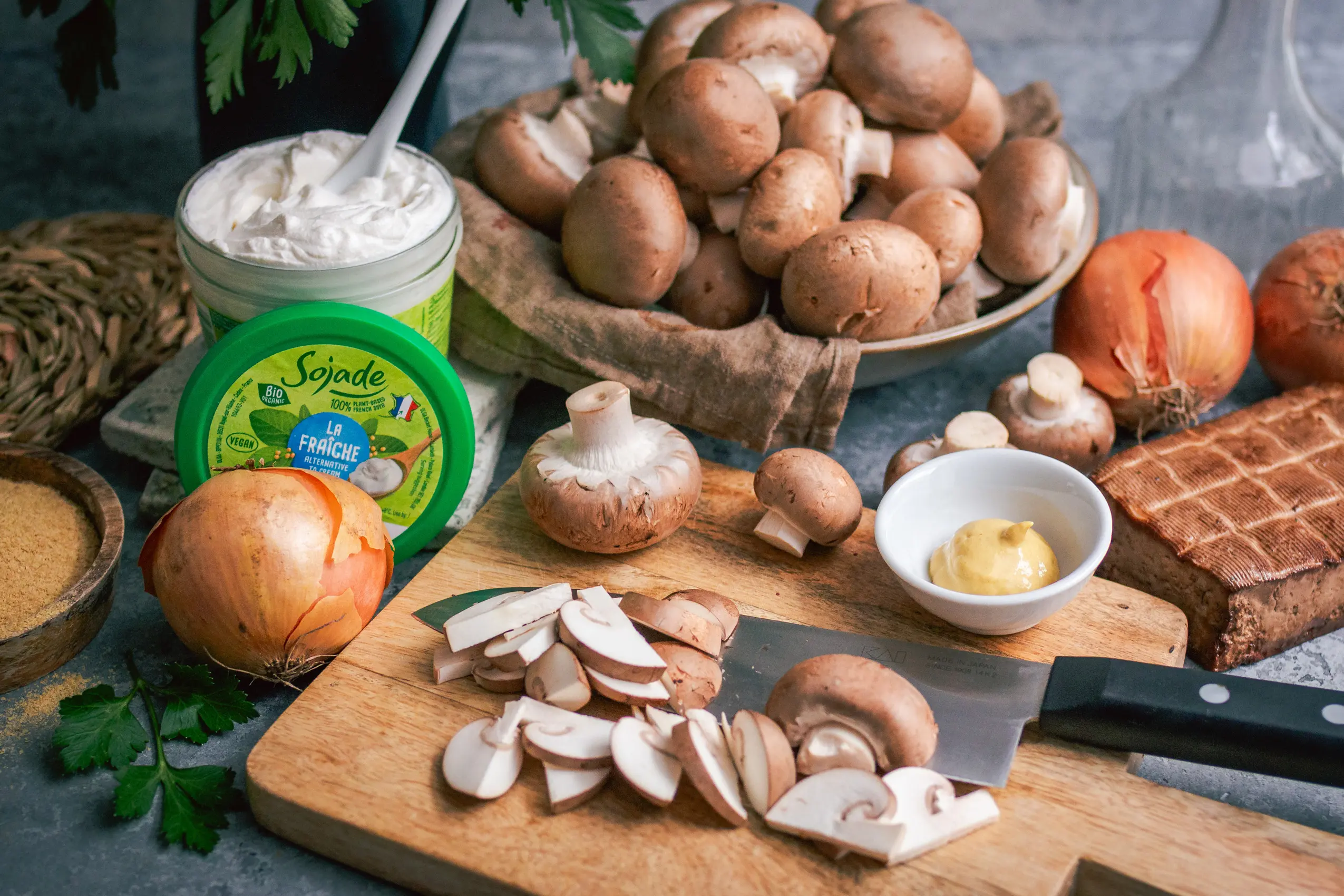 Zutaten für vegane Rahmpilze mit Räuchertofu und Petersilie; Sojade La Fraîche - vegane Alternative zu Crème Fraîche