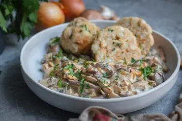 Cremige Rahmchampignons mit frischen Semmelknödeln