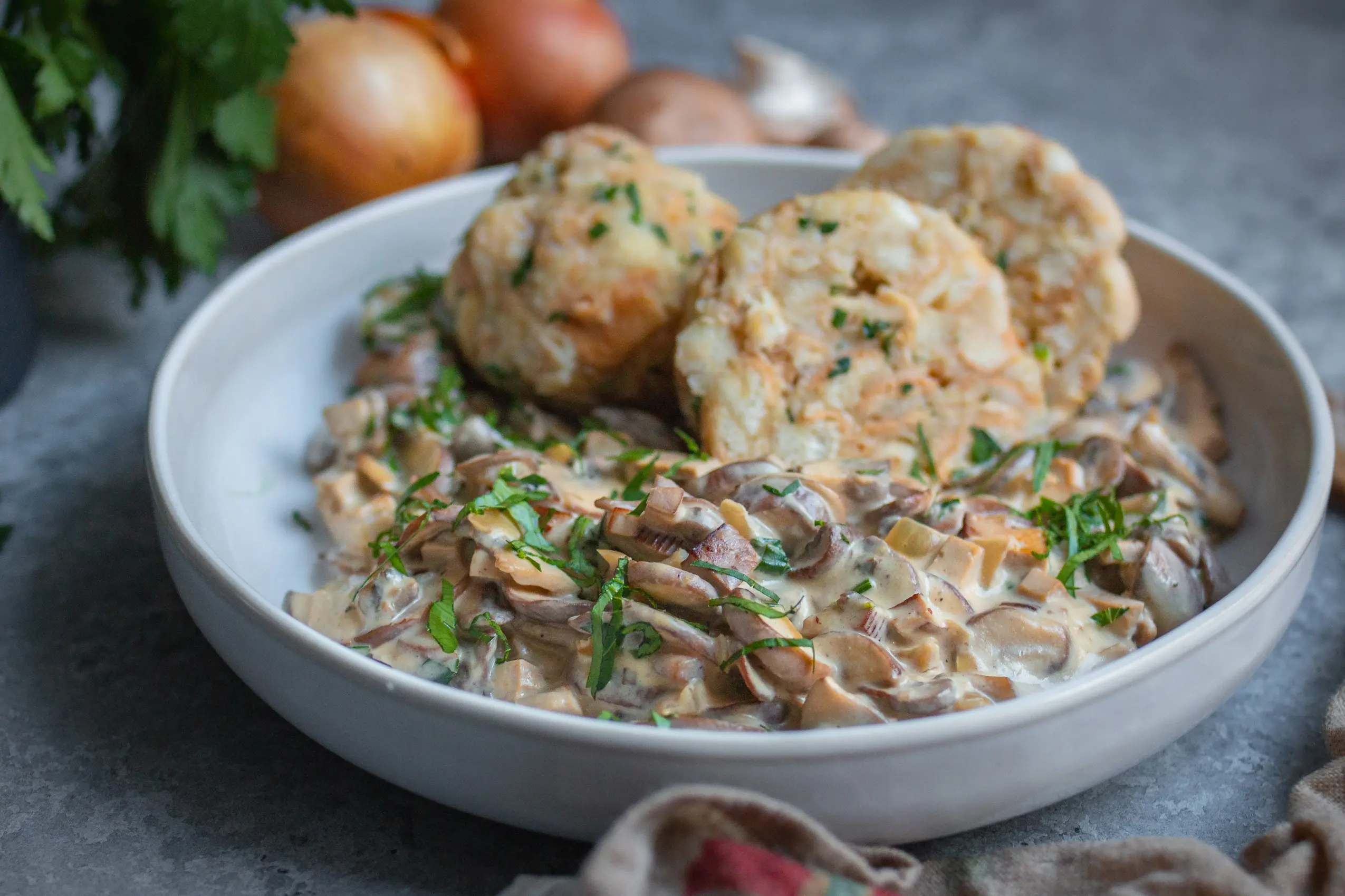 Vegane Rahmpilze mit veganen Semmelknödel