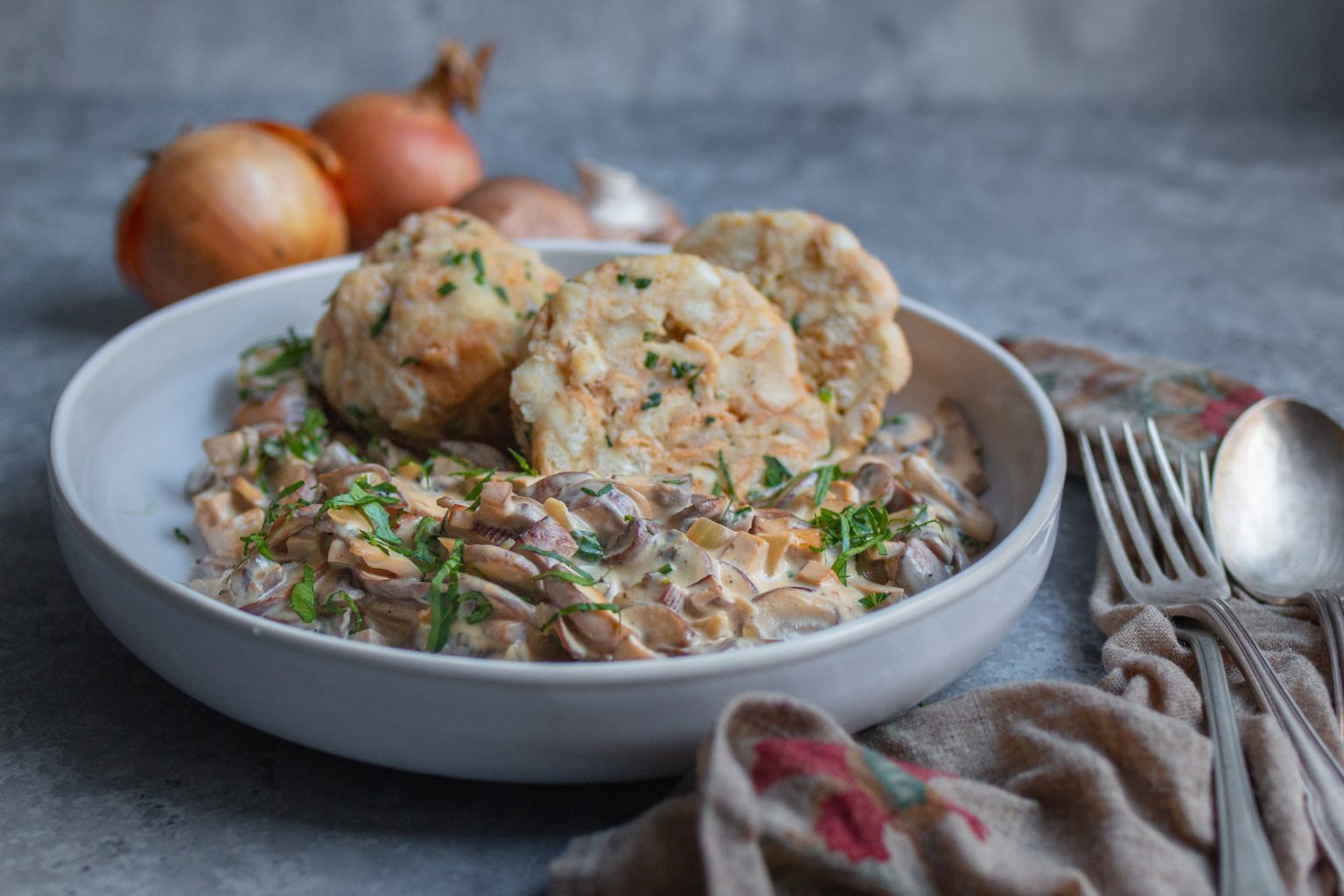 Cremige Rahmchampignons mit frischen Semmelknödeln • veggies | vegan