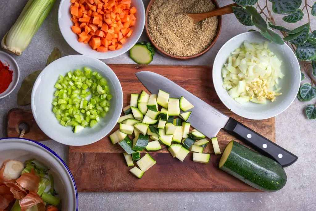 Geschnittenes Gemüse für eine vegane Lasagne-Suppe