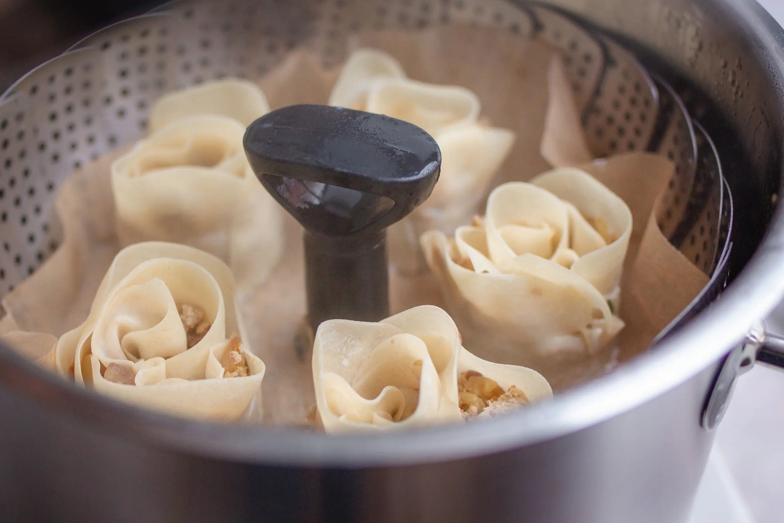 Vegane Rosen-Dumplings mit Maronen-Tofu-Füllung, vegane Vorspeise Weihnachten