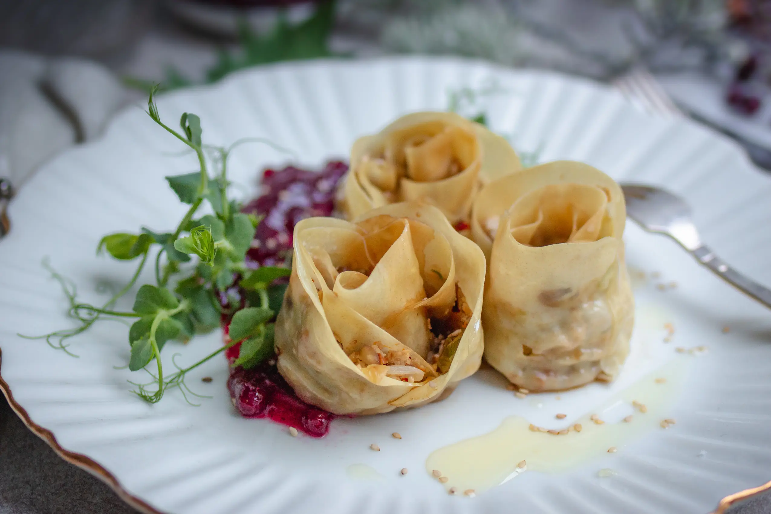 Vegane Rosen-Dumplings mit Maronen-Tofu-Füllung, vegane Vorspeise Weihnachten