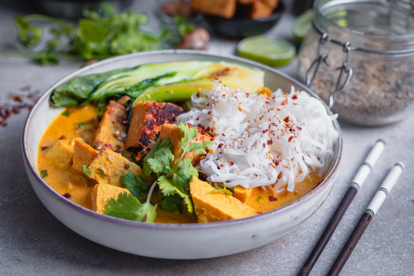 Veganes Rotes Curry mit Reisnudeln und Tempeh • veggies | vegan