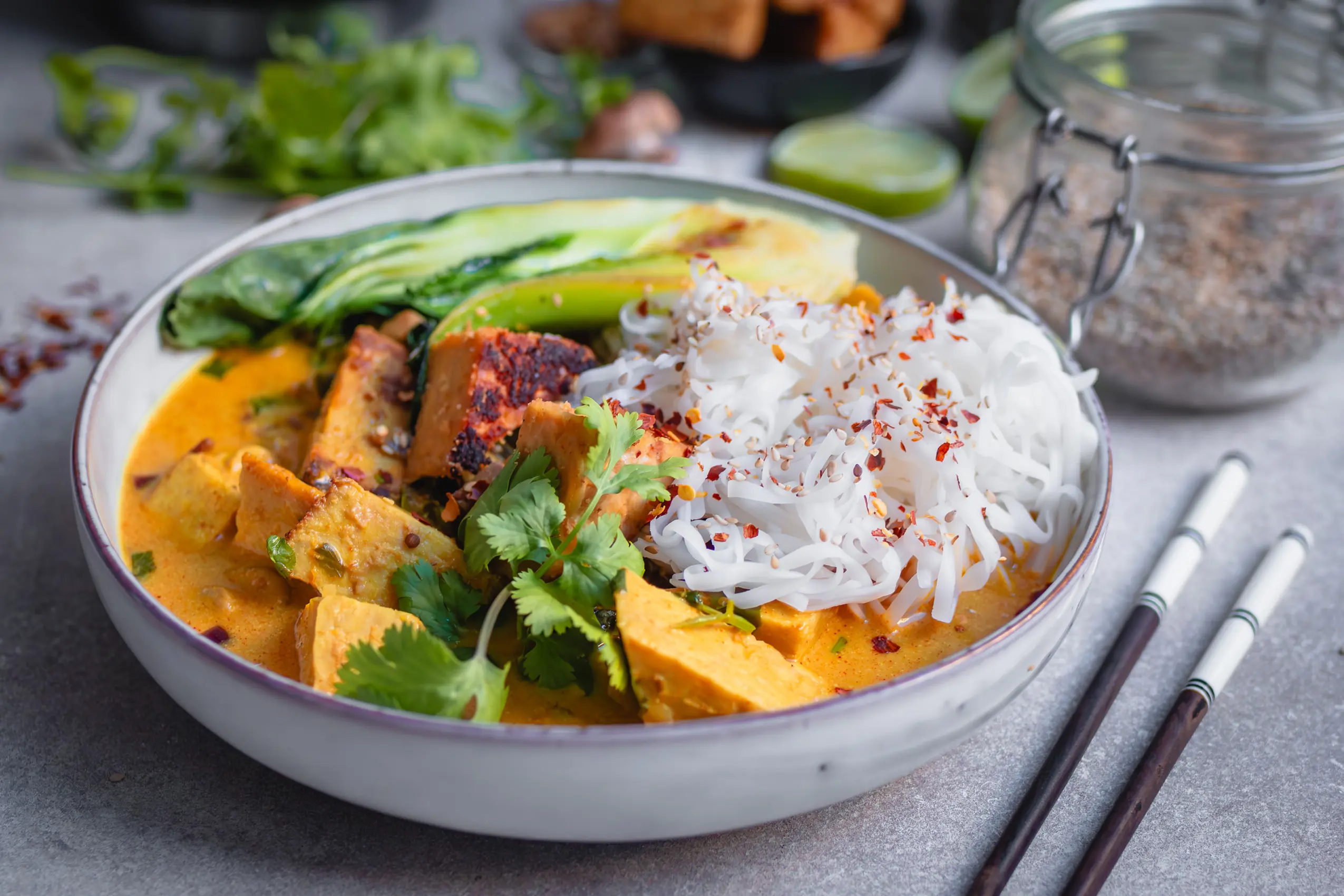 Rotes Tempeh-Curry mit Pak Choi und Reisnudeln