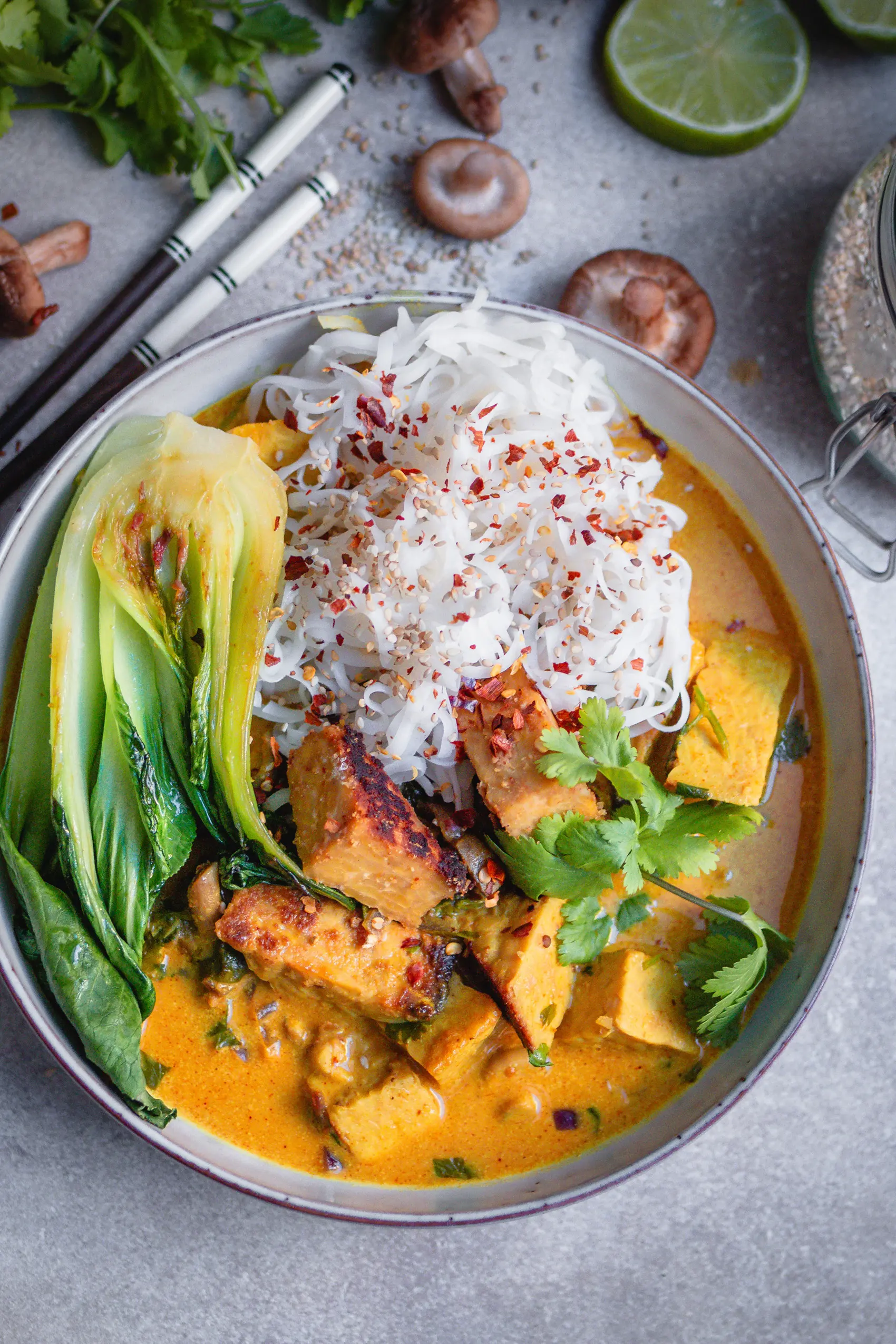 Rotes Tempeh-Curry mit Pak Choi und Reisnudeln