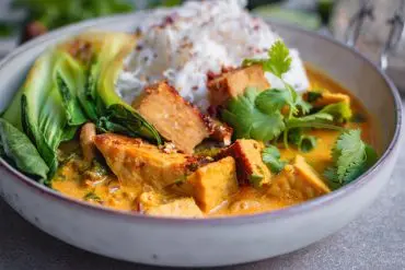 Rotes Tempeh-Curry mit Pak Choi und Reisnudeln