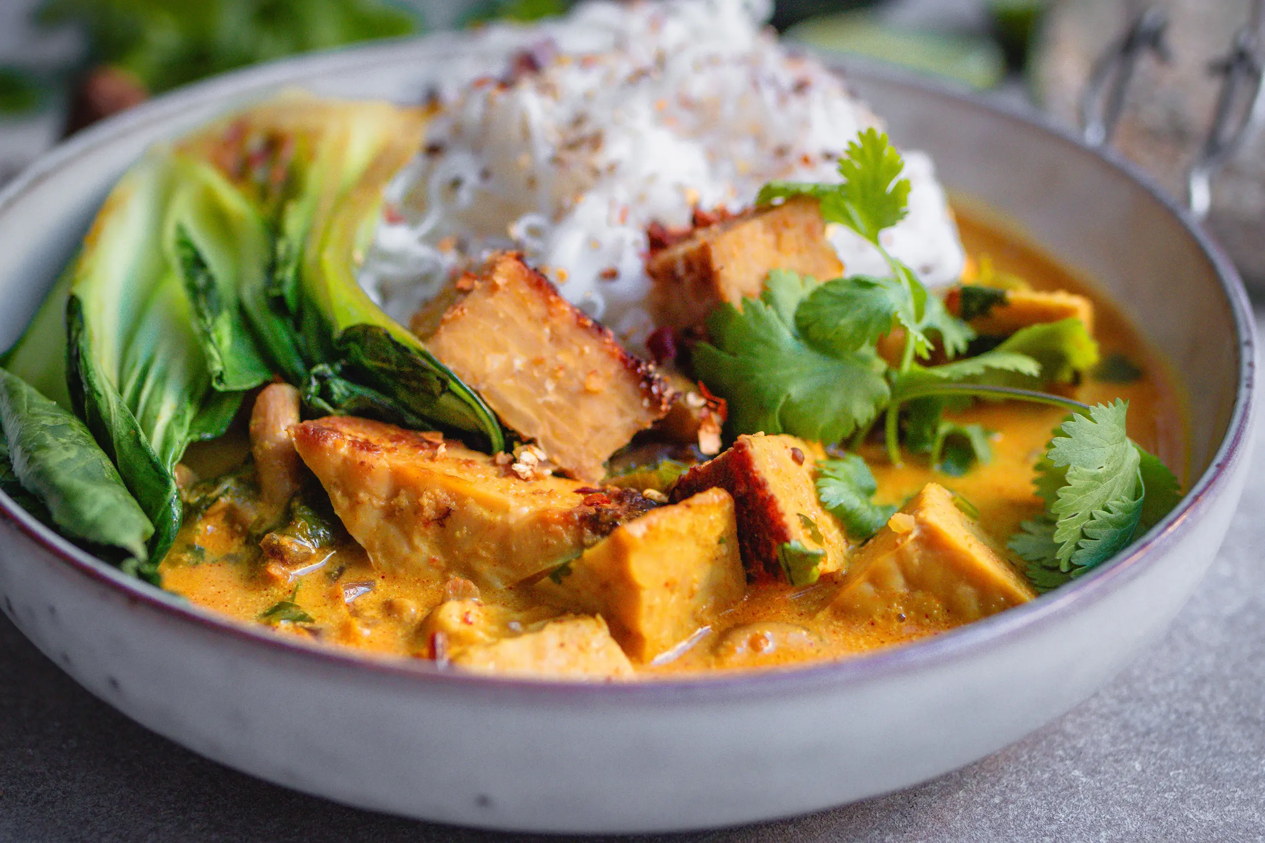 Rotes Tempeh-Curry mit Pak Choi und Reisnudeln