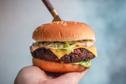 Veganer Tempeh-Burger aus schwarzem Tempeh