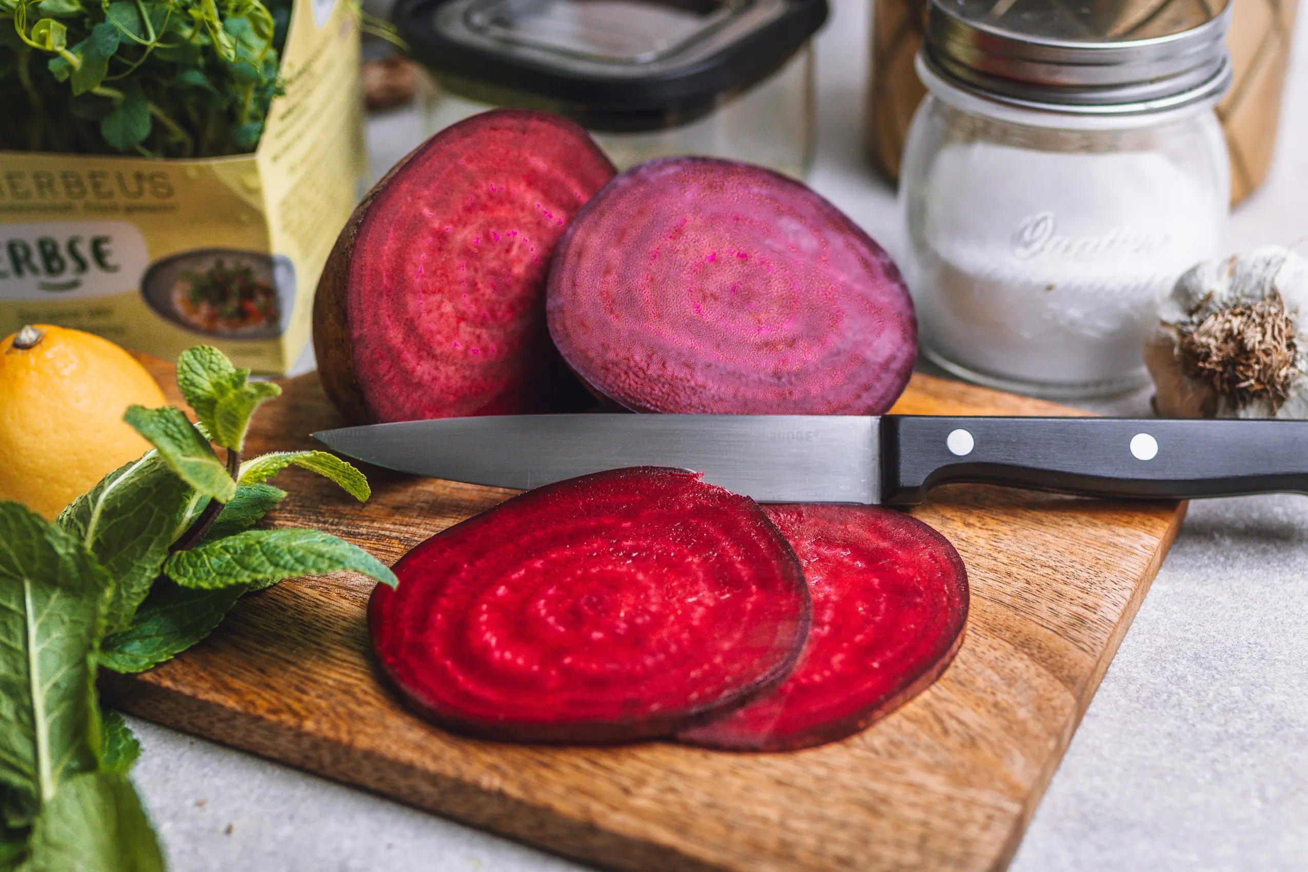 Rote Bete Knolle aufgeschnitten - Rezepte mit Roter Bete