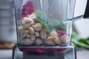 Zubereitung der Roten Bete Soße im Mixer