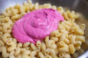 Pasta und Rote Bete Soße vermischen