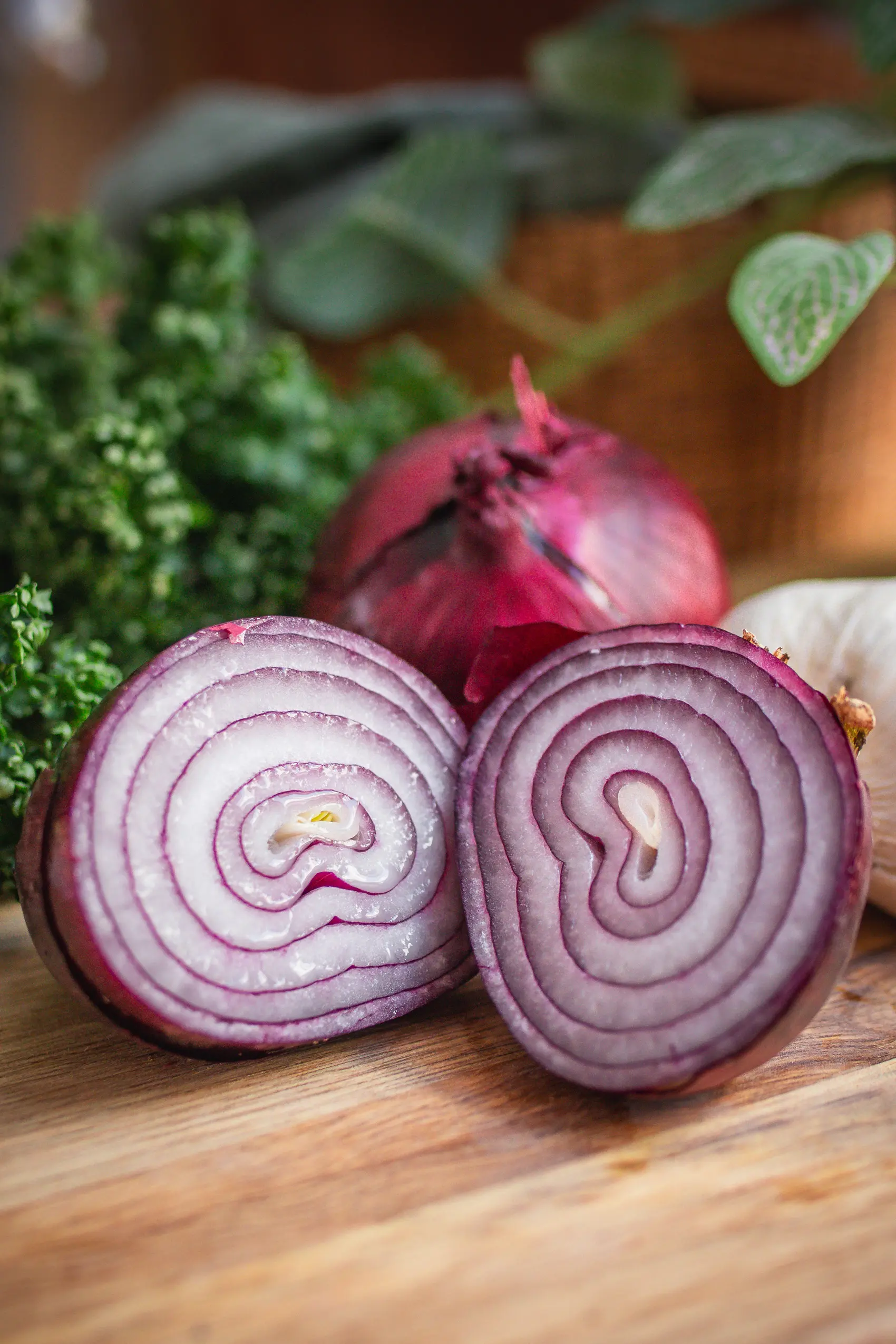 Rote Zwiebel aufgeschnitten