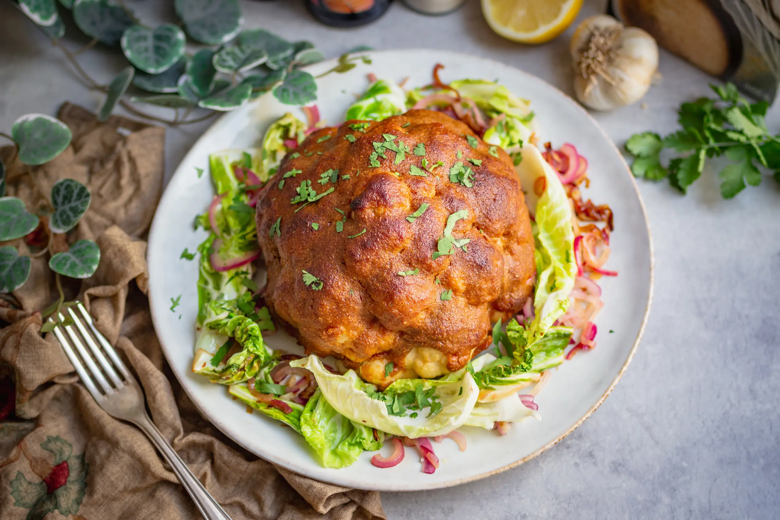 Veganen Blumenkohl oder Karfiol im Ganzen im Ofen backen