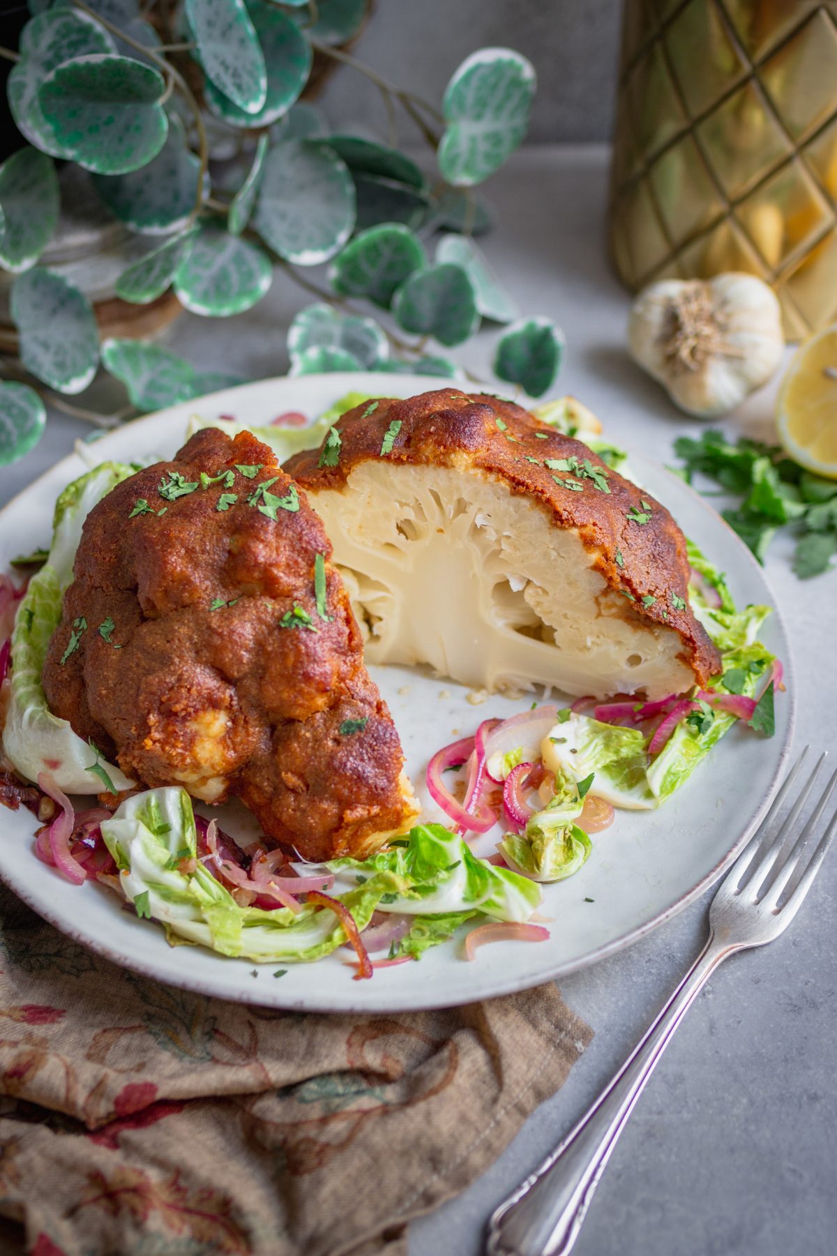 Veganen Blumenkohl oder Karfiol im Ganzen im Ofen backen