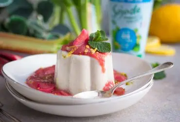 Veganes Rhabarber Panna Cotta
