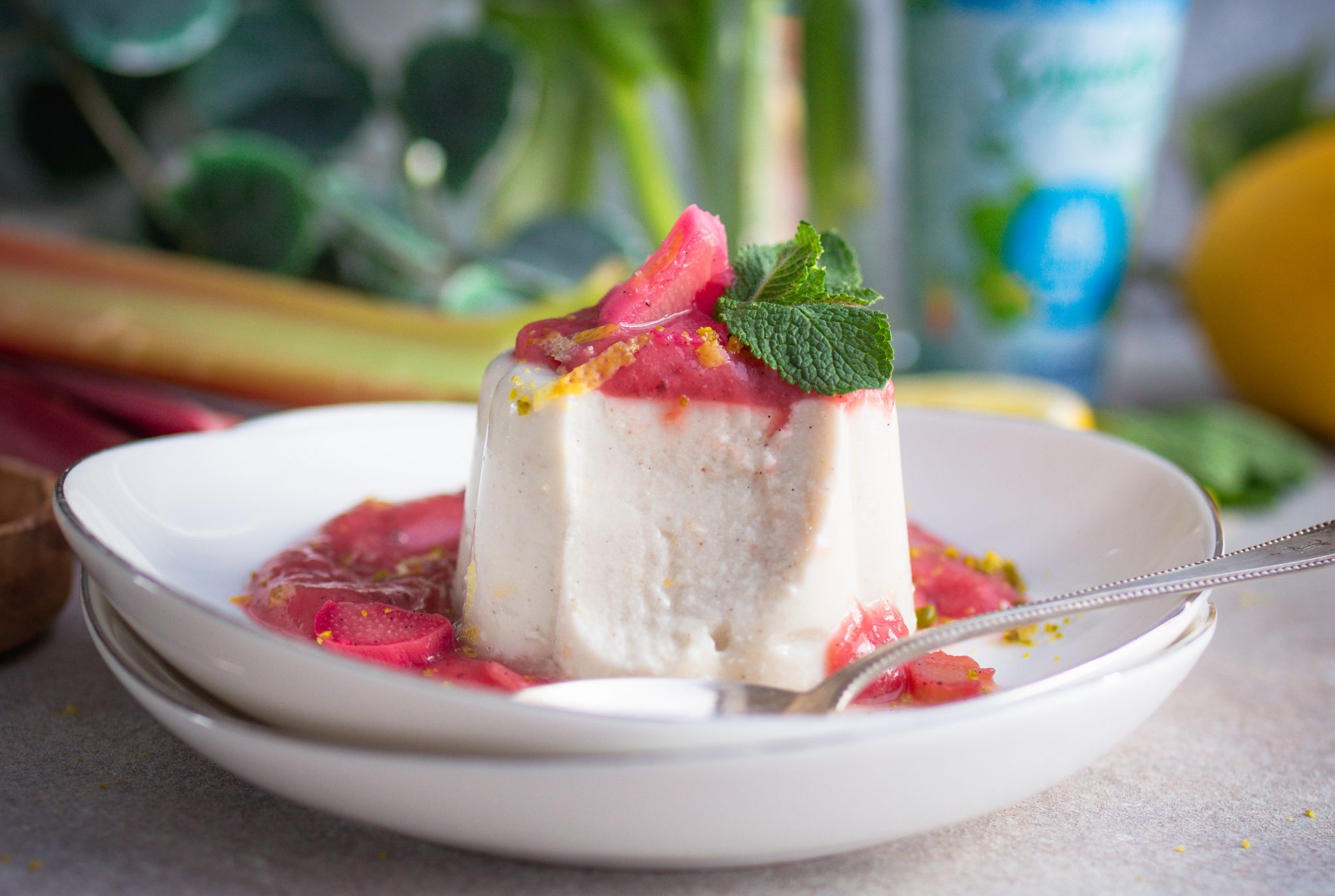 Kefir-Kokos-Panna Cotta mit Rhabarber • veggies | vegan