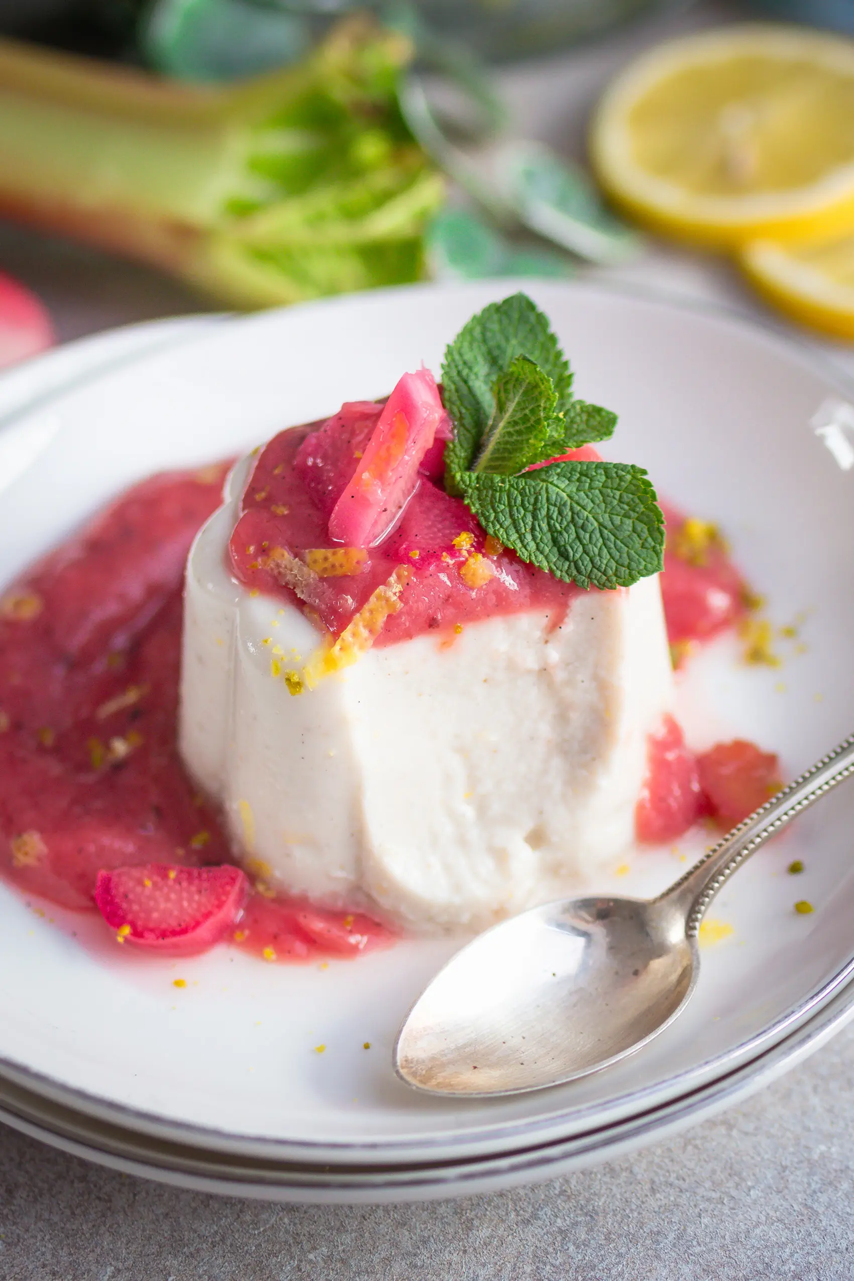 Veganes Kokos-Kefir-Panna Cotta mit Rhabarber