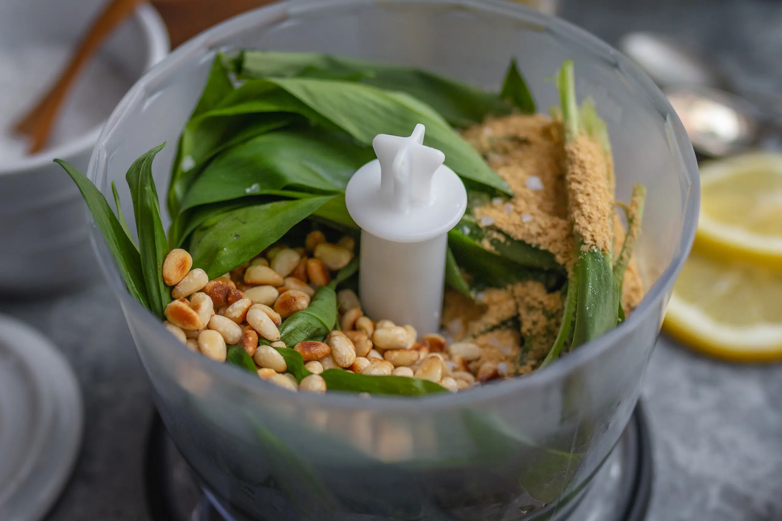 Veganes Bärlauchpesto zubereiten