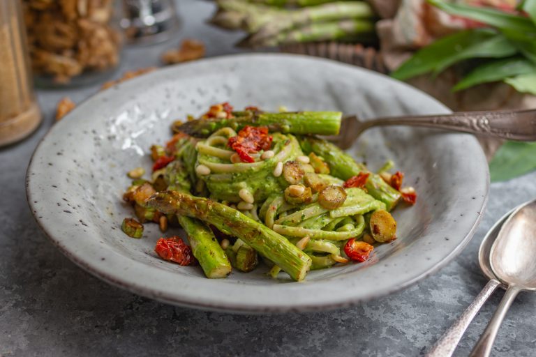 Spargelpasta mit Avocado-Bärlauchpesto