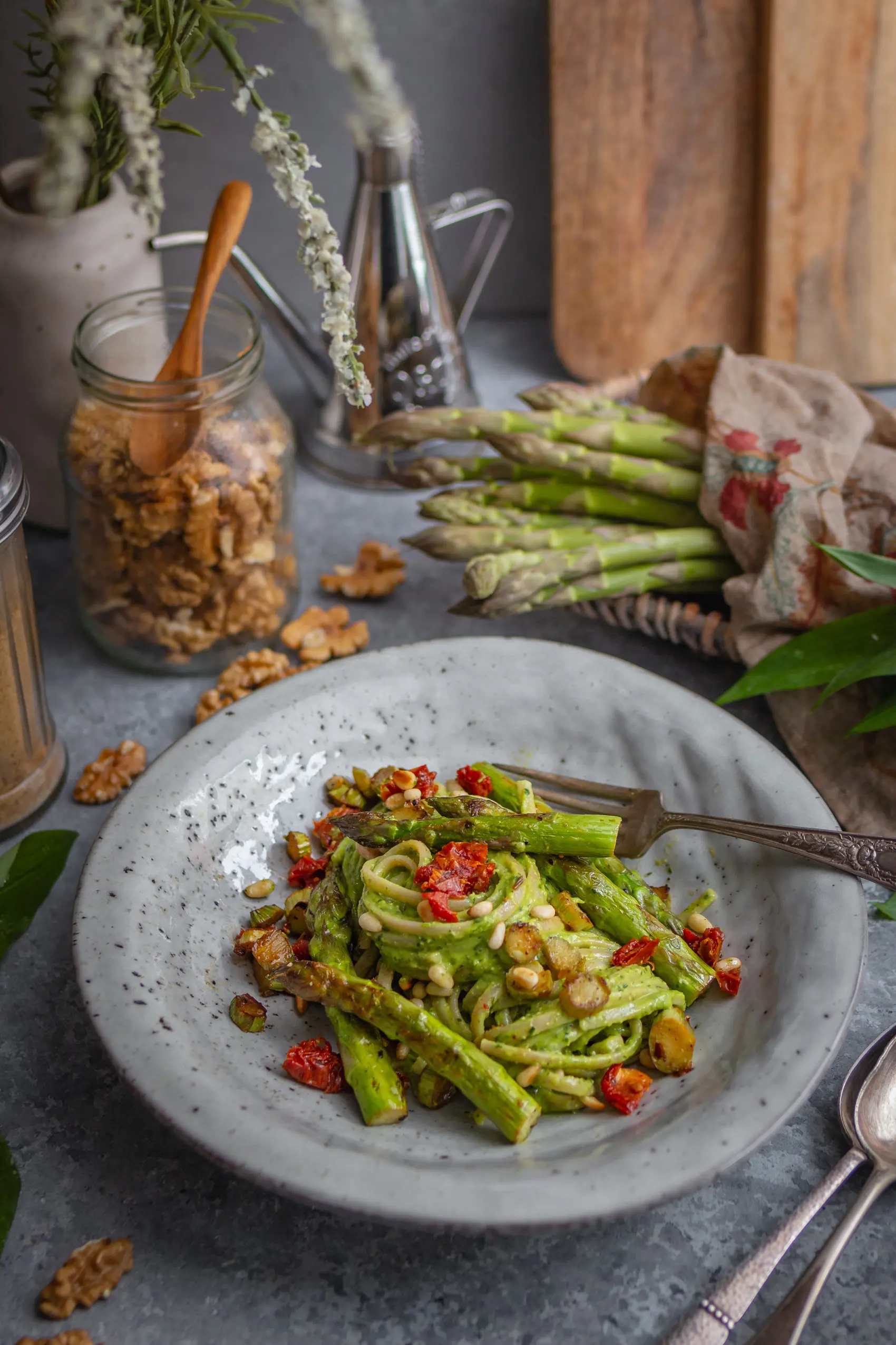 Frische vegane Spargelpasta mit Bärlauchpesto