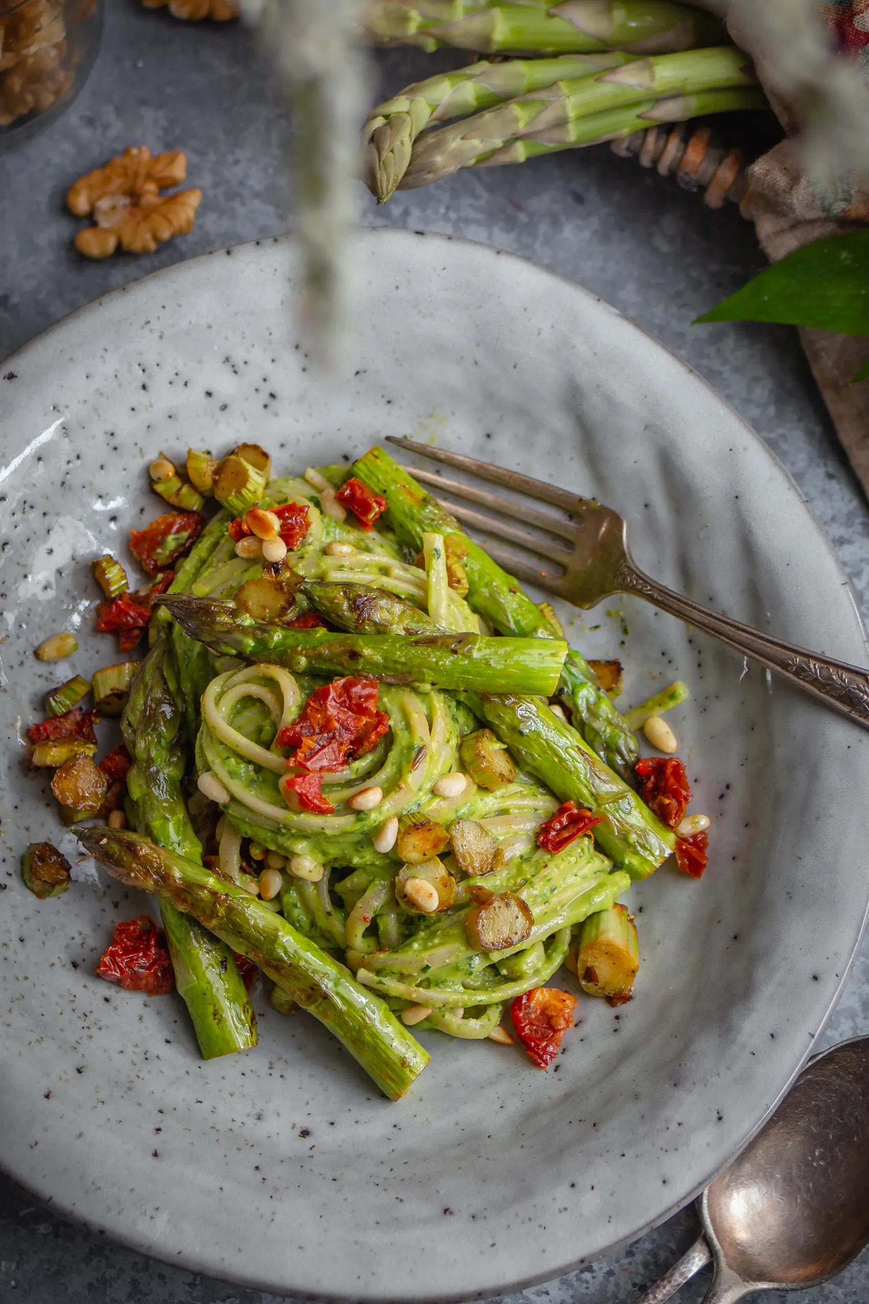 Frische vegane Spargelpasta mit Bärlauchpesto