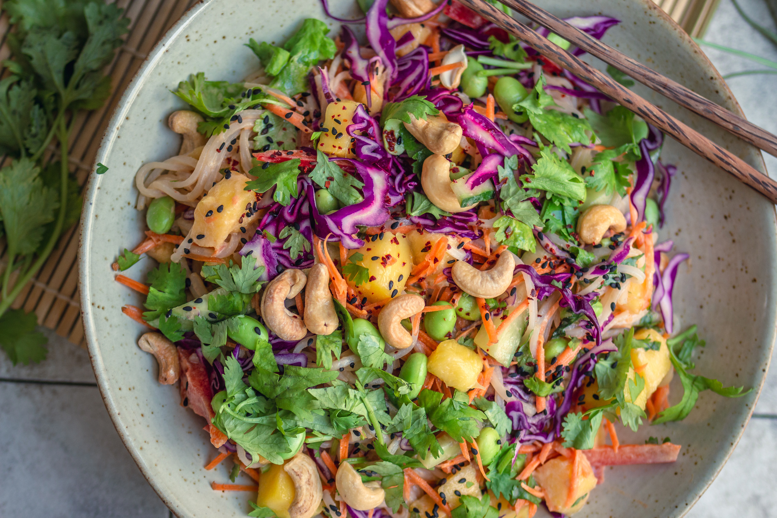 Veganer Reisnudelsalat mit Erdnussdressing