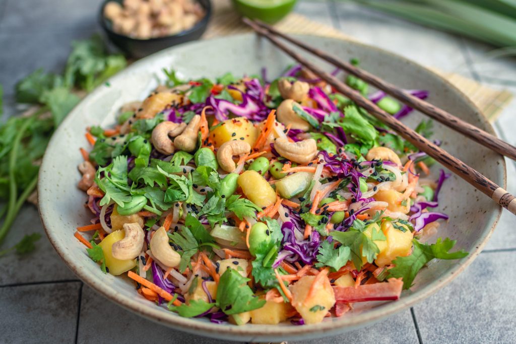 Veganer Reisnudelsalat mit Erdnussdressing